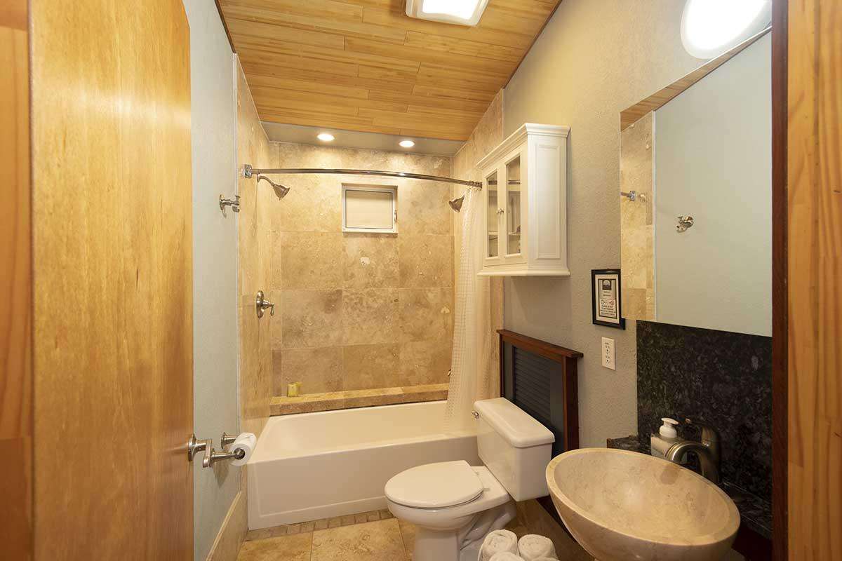 BAMBOO 2: bathroom #1