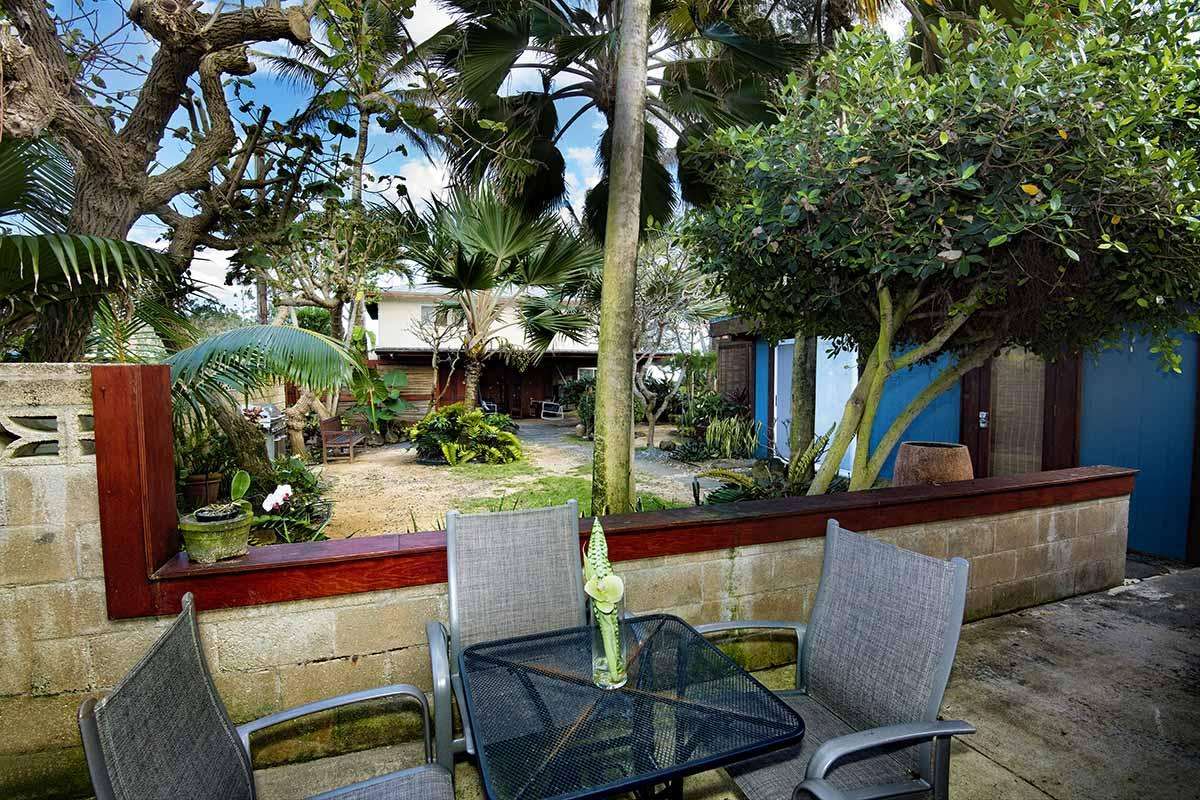 PAPAYA 3: patio leads to beachfront.