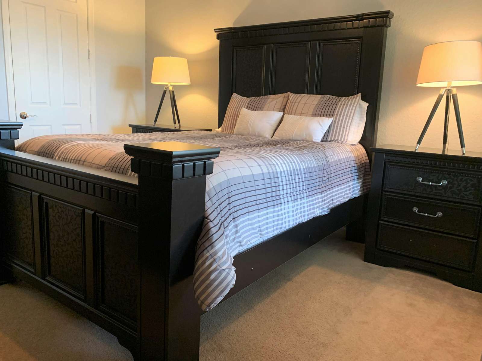 Second bedroom with queen bed