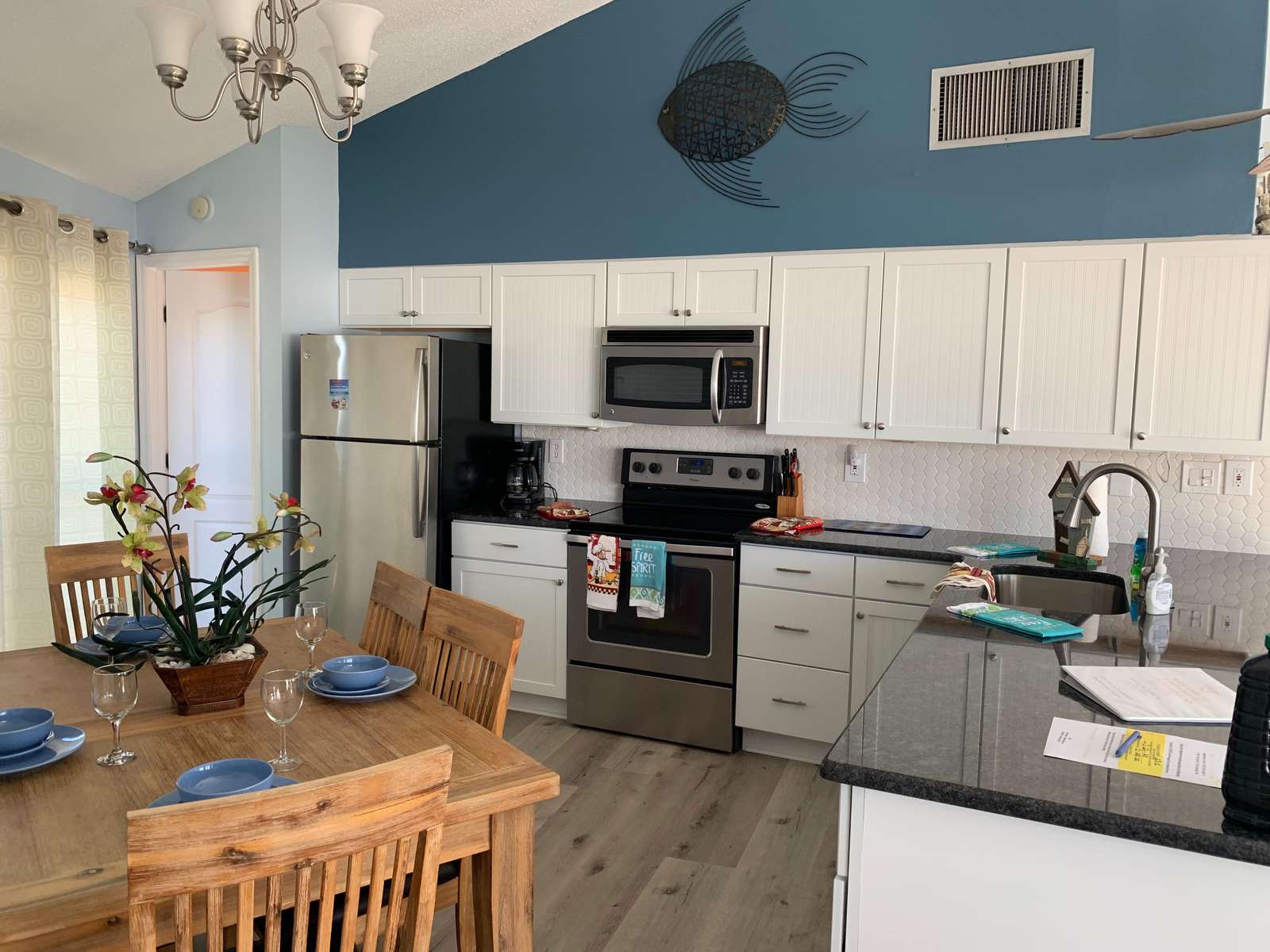 Kitchen / Dining Table