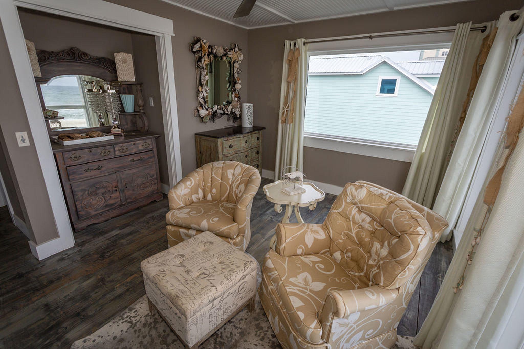 Private seating area on master suite #3