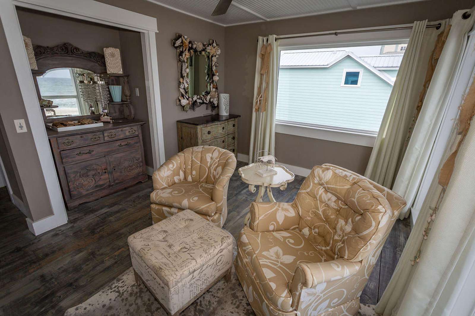 Private seating area on master suite #3