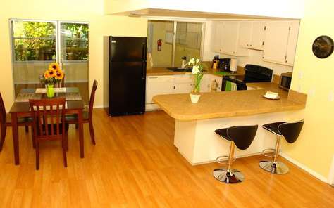 Full Kitchen with Bar