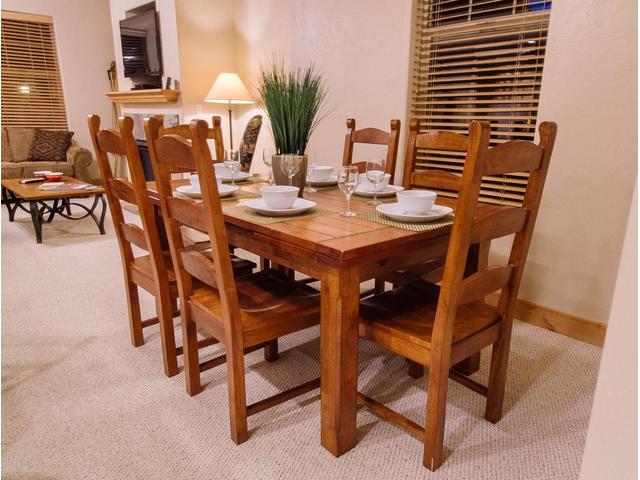 Dining Table seats 6, has expandable leaves