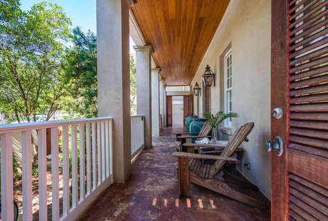Welcome to Sea Dog! Lovely Front Porch with Courtyard Fountain