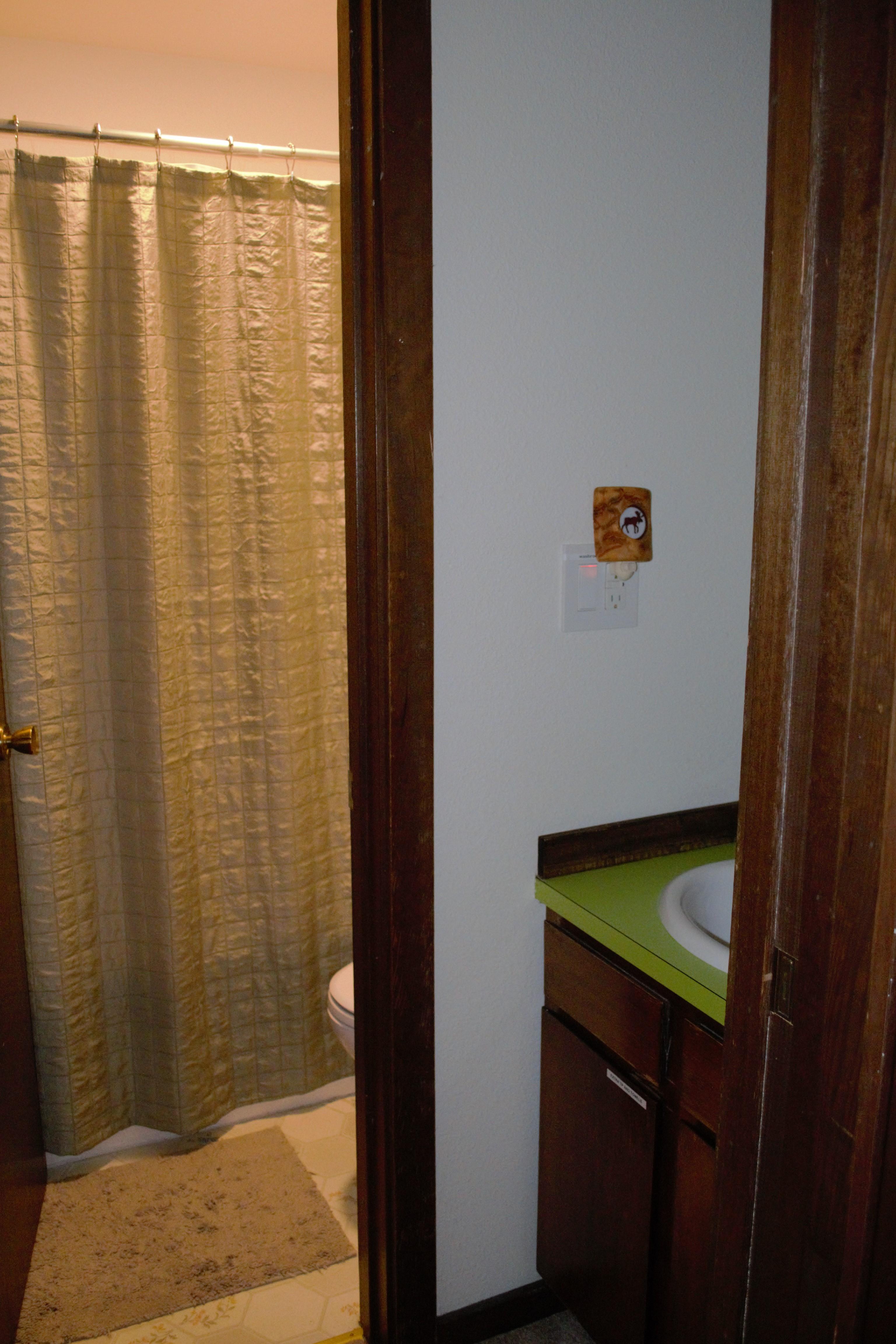Bathroom w/tub