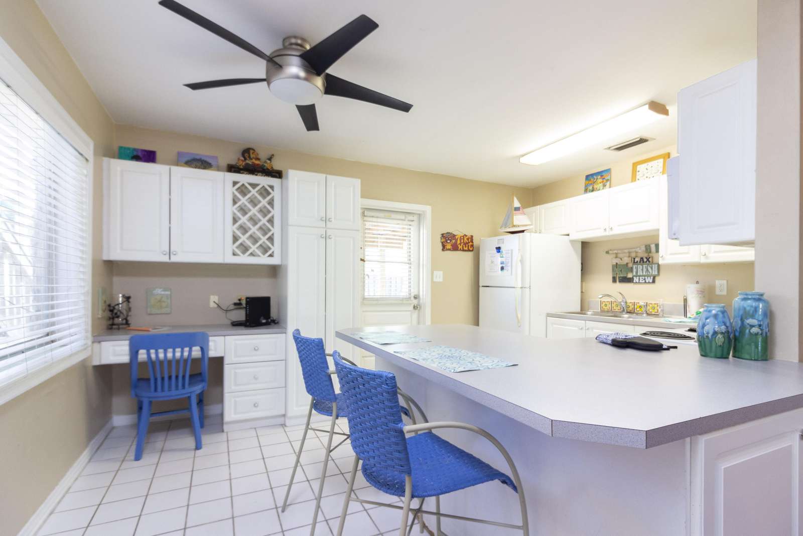 Kitchen Bar with seating!