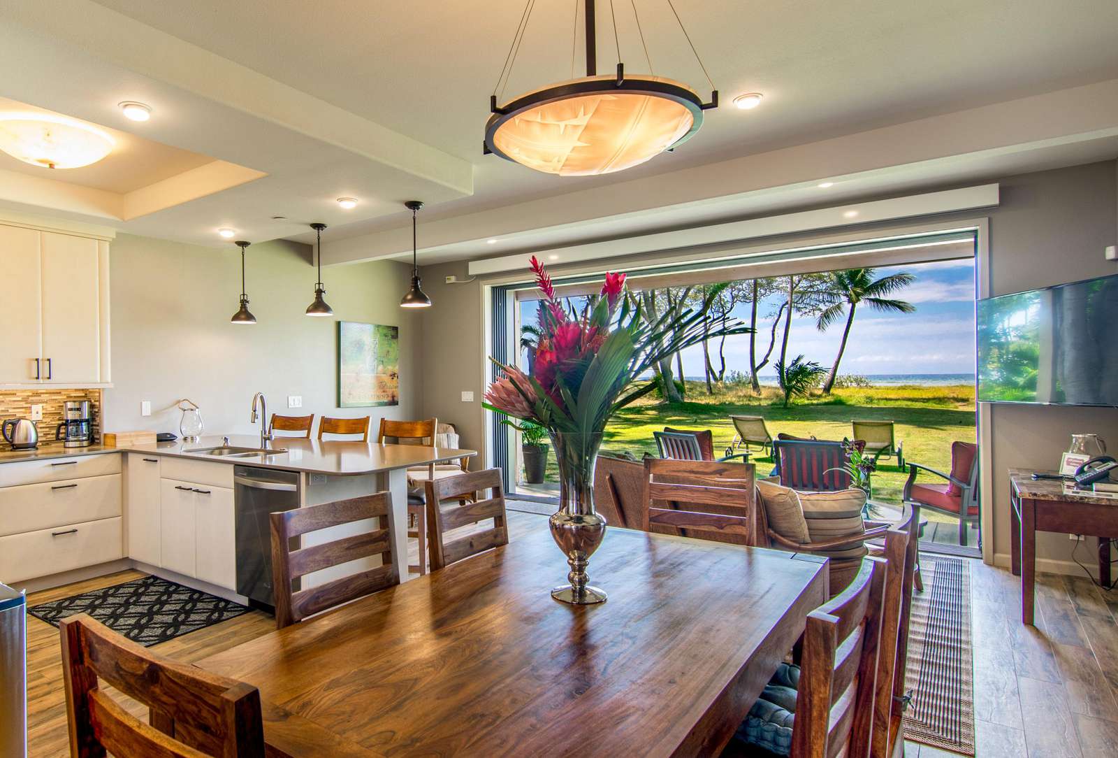 Large sliding walls open to the ocean