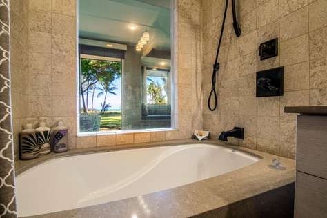 Large soaking tub, with a view of the beach if you want.