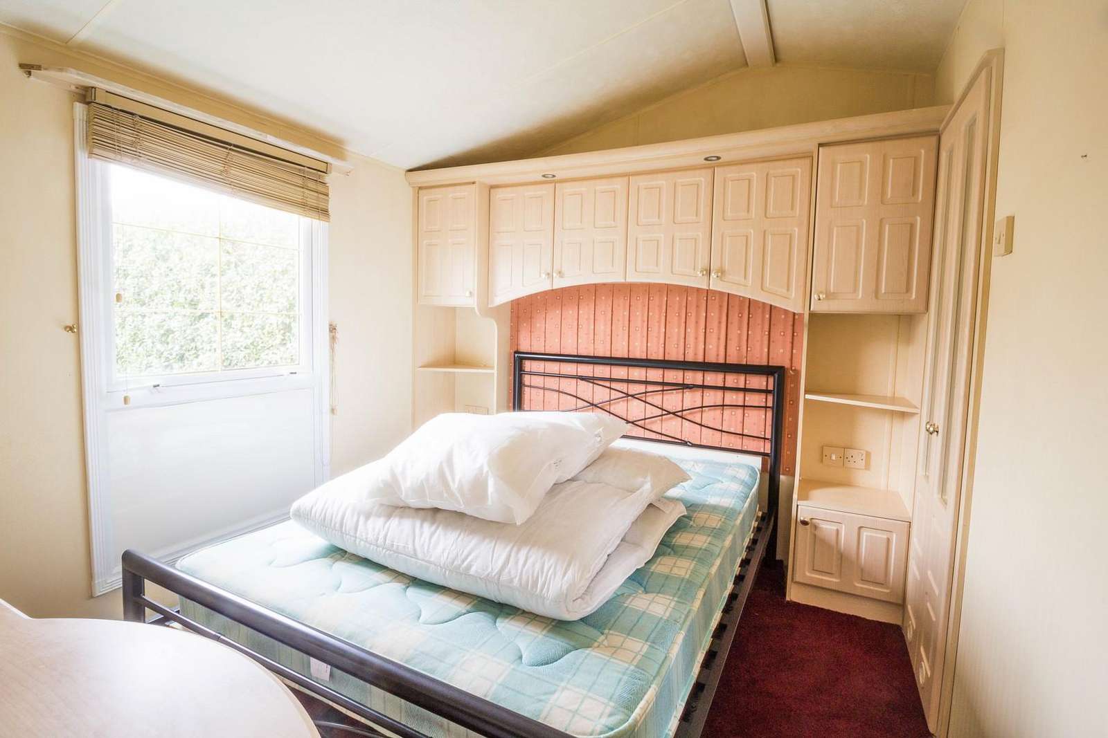 Great double bedroom with plenty of cupboards