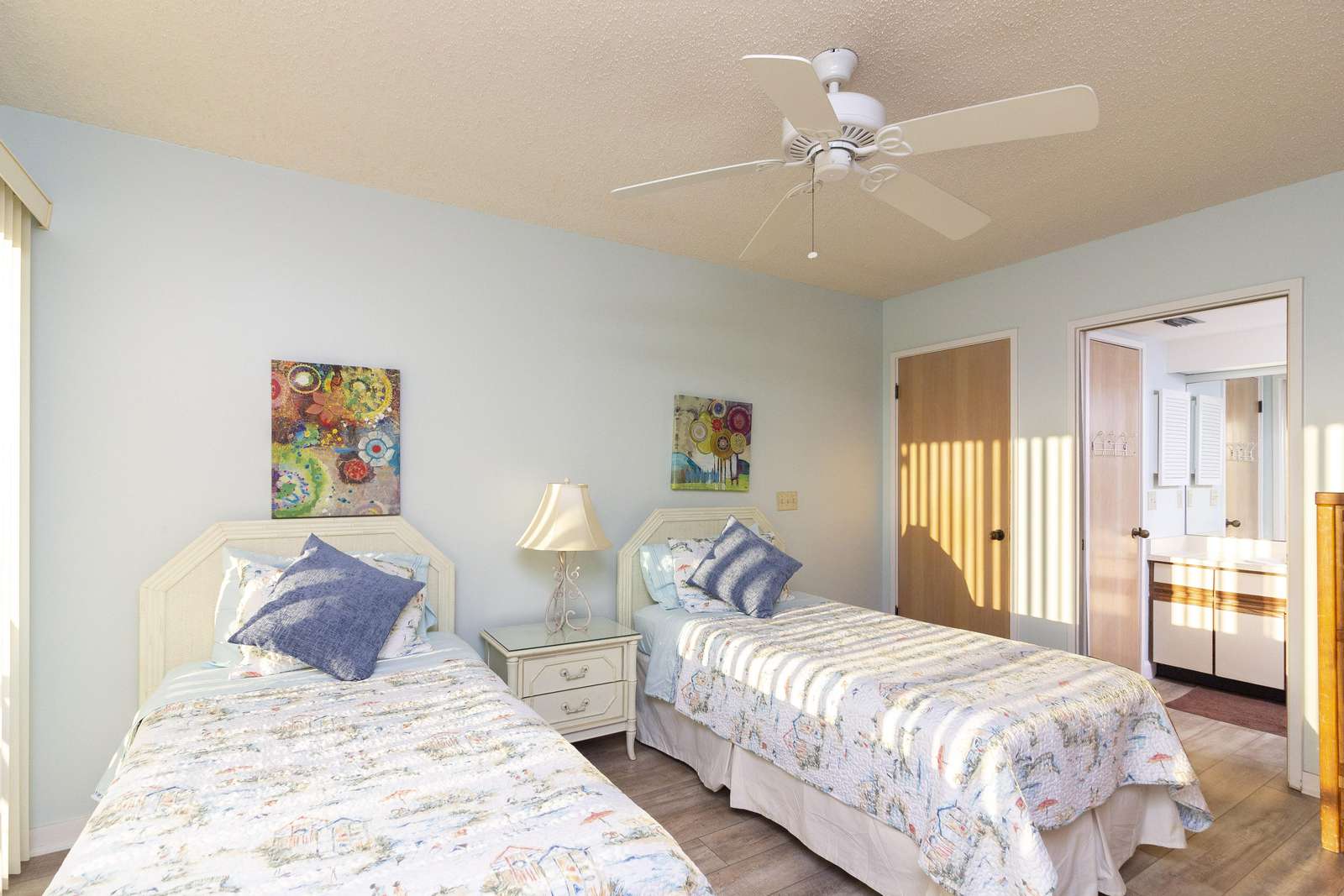 Guest Bedroom - (2) twin beds
