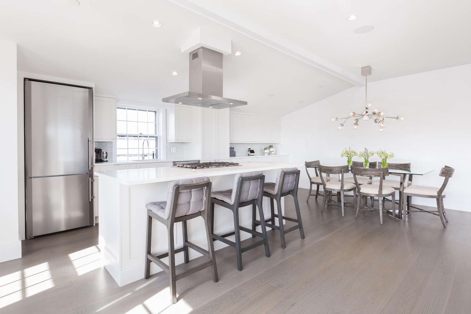 Kitchen & dining room in the penthouse