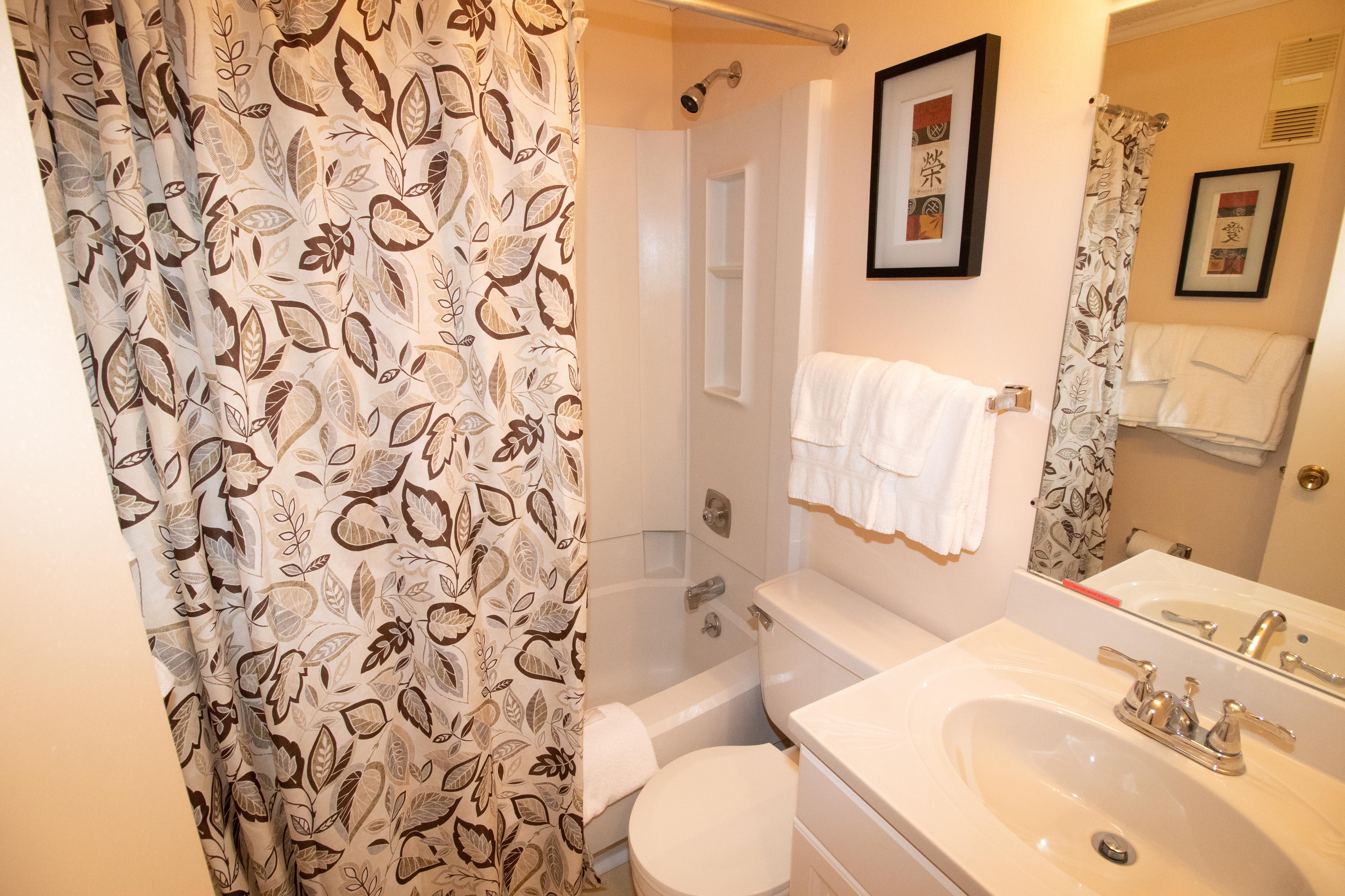 Clean and cozy bathroom with tub/shower