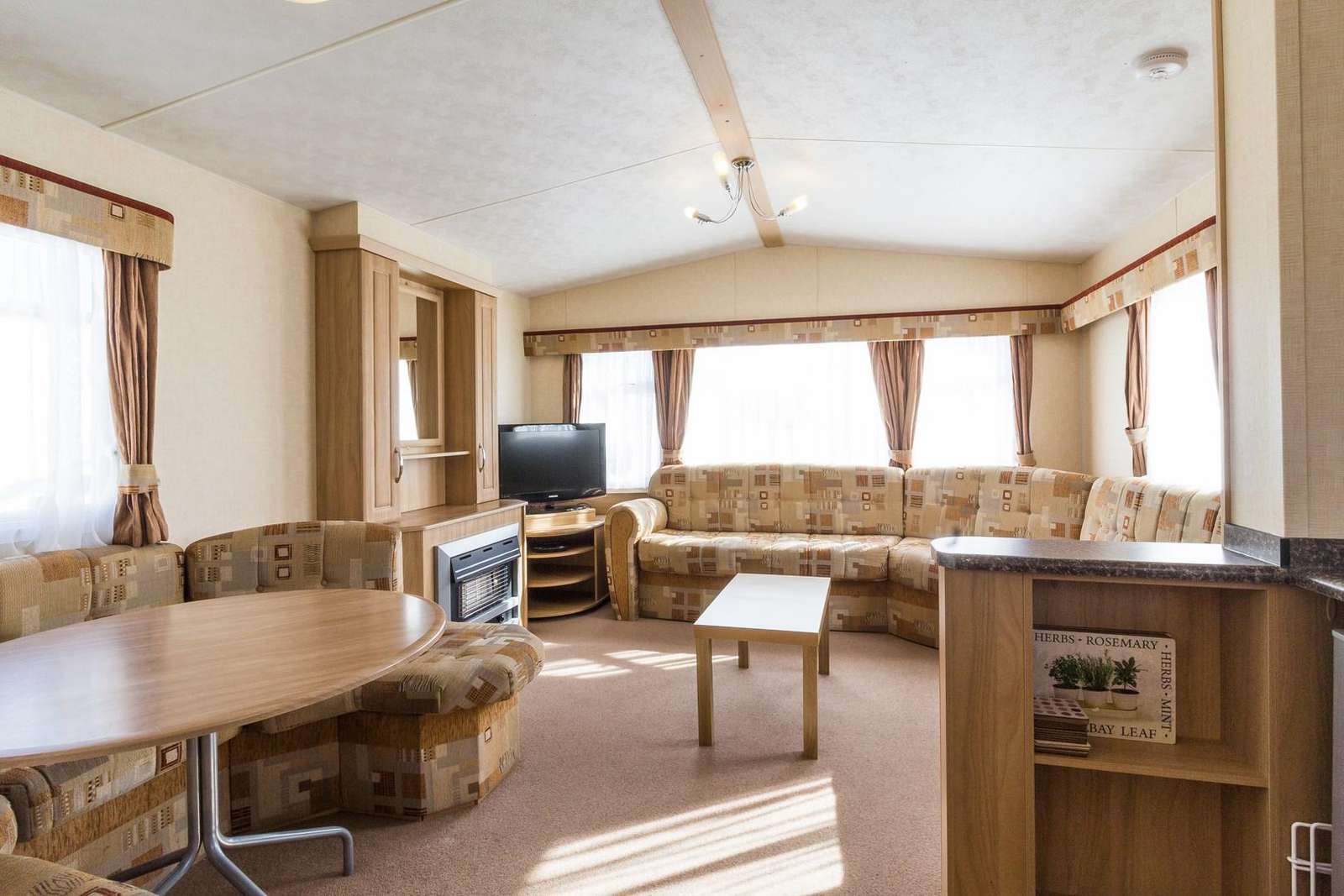 Lovely and spacious open plan mobile home!