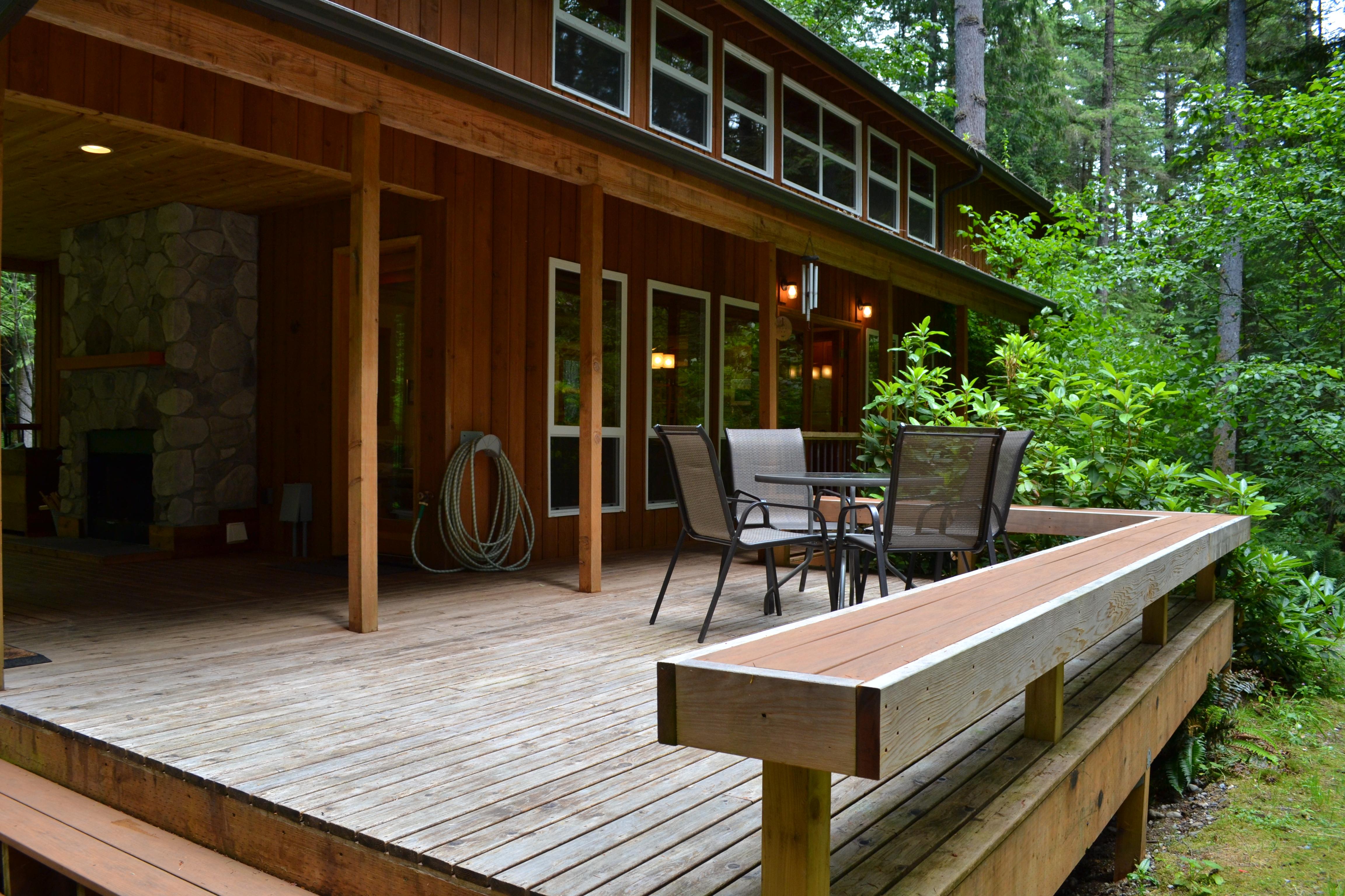 Large Deck with plenty of seating