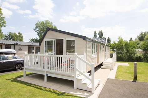Stunning holiday home to hire with decking at Haven Hopton