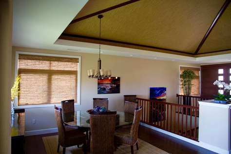 Dining area seats 6