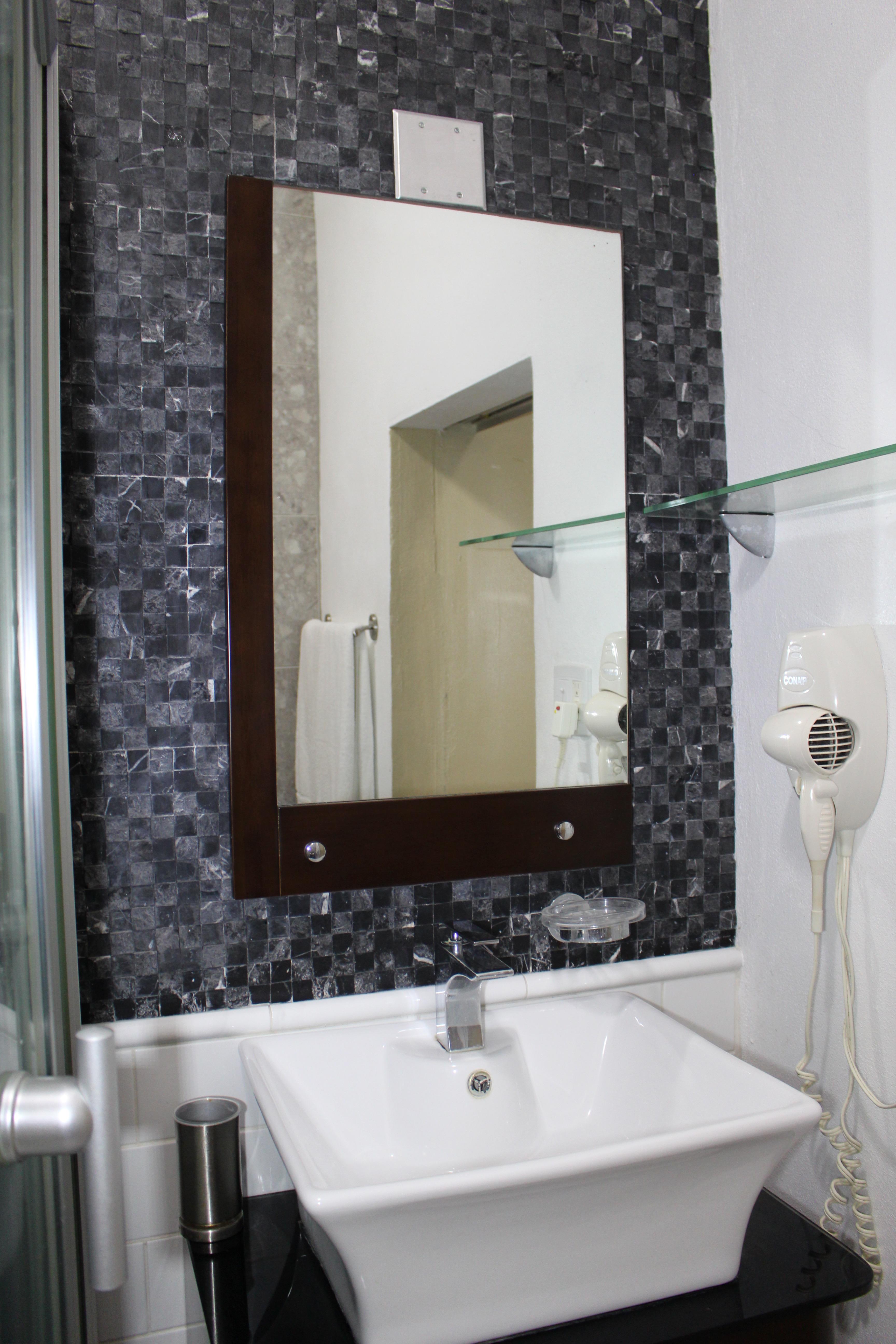 San Juan Guest House with private and remodeled bathrooms