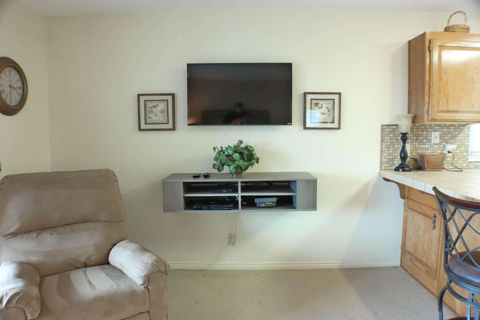 40" TV w/ DVD & Cable TV