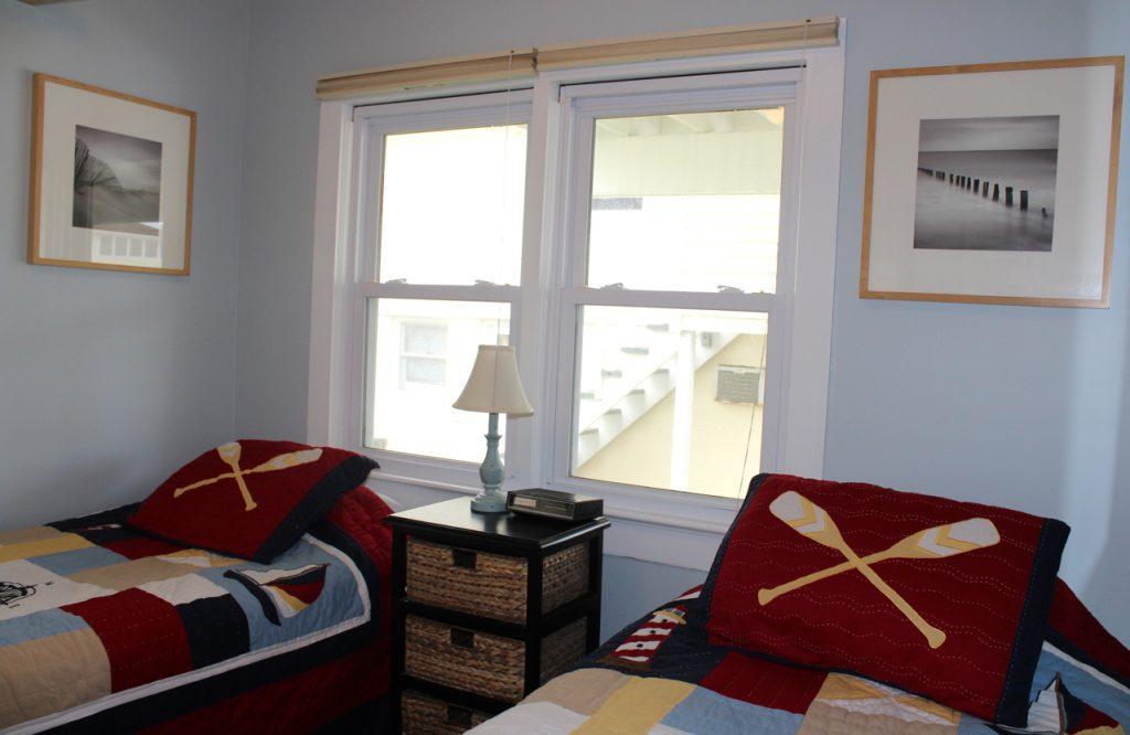 2nd bedroom with 2 twin beds