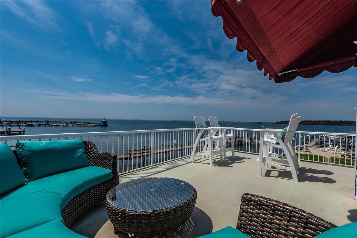 AHHHHl just imagine the breeze and view off the bay!