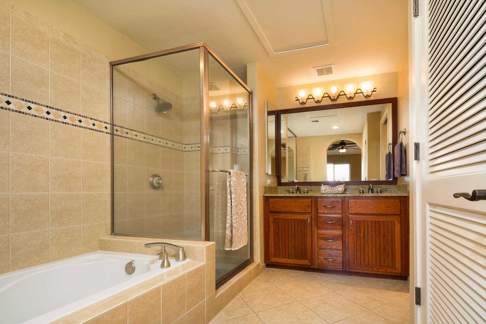 Master en suite, separate soaking tub and shower