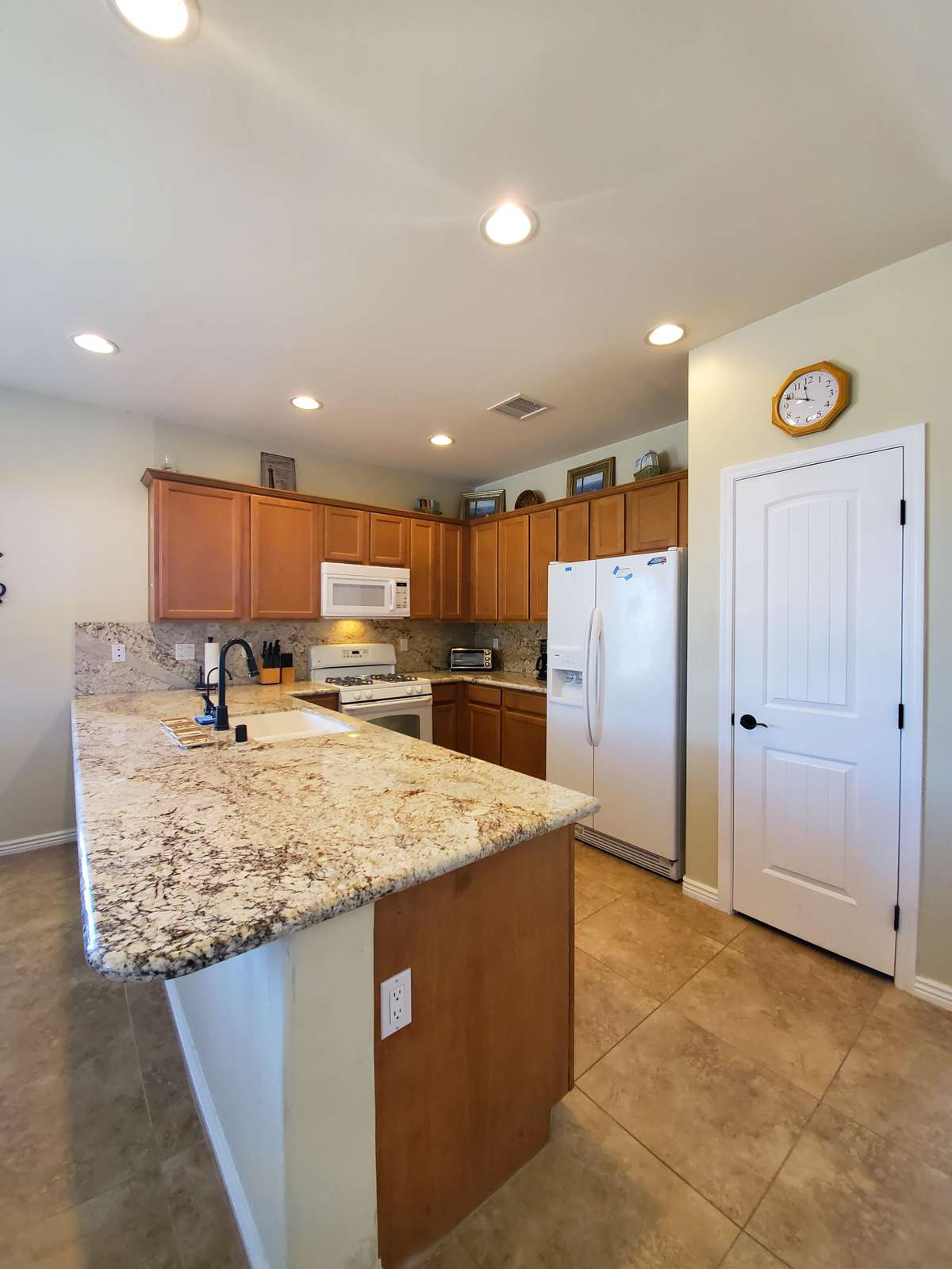 Kitchen with bar counter