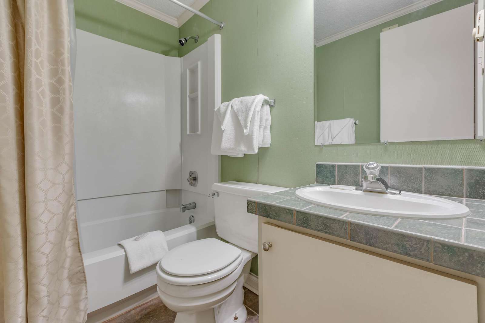 Clean & Tidy Bathroom