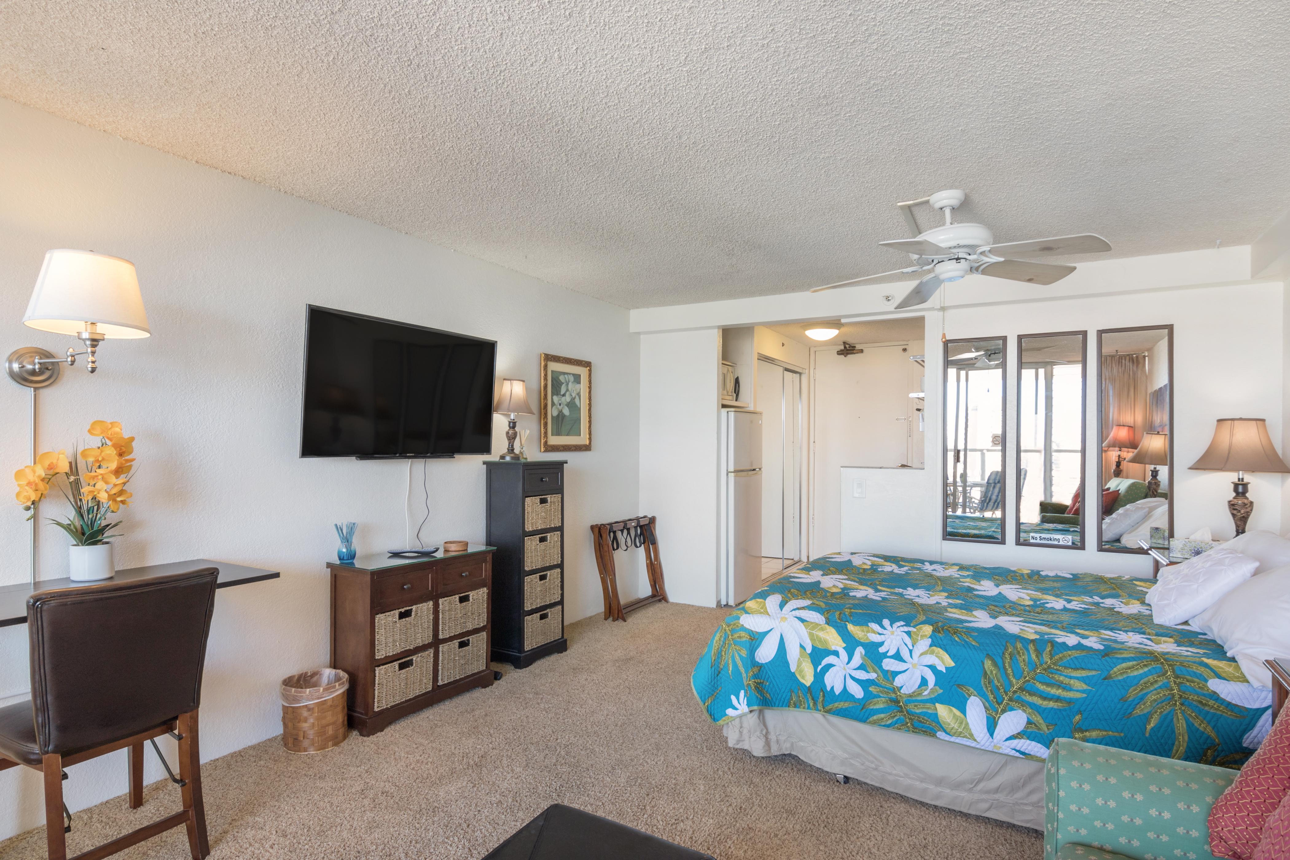 Studio W/Large Flat Screen TV & Work Space