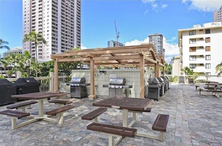 6th Floor Sundeck and Dining Area