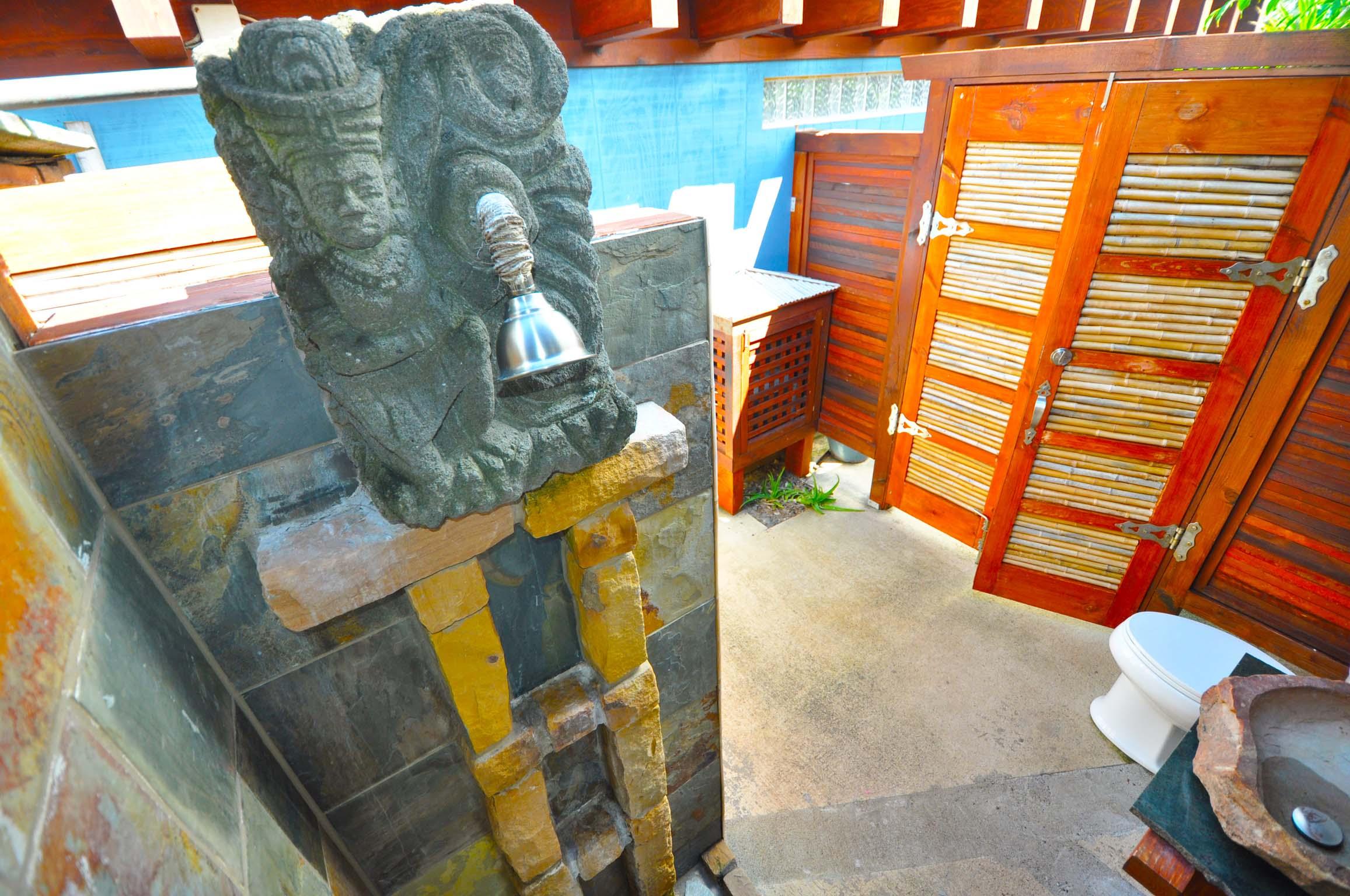 Outdoor bathroom with shower at Tiki Moon Villas
