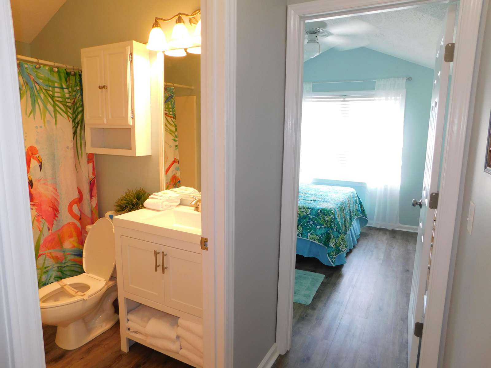 Full Bath left queen bdrm straight ahead