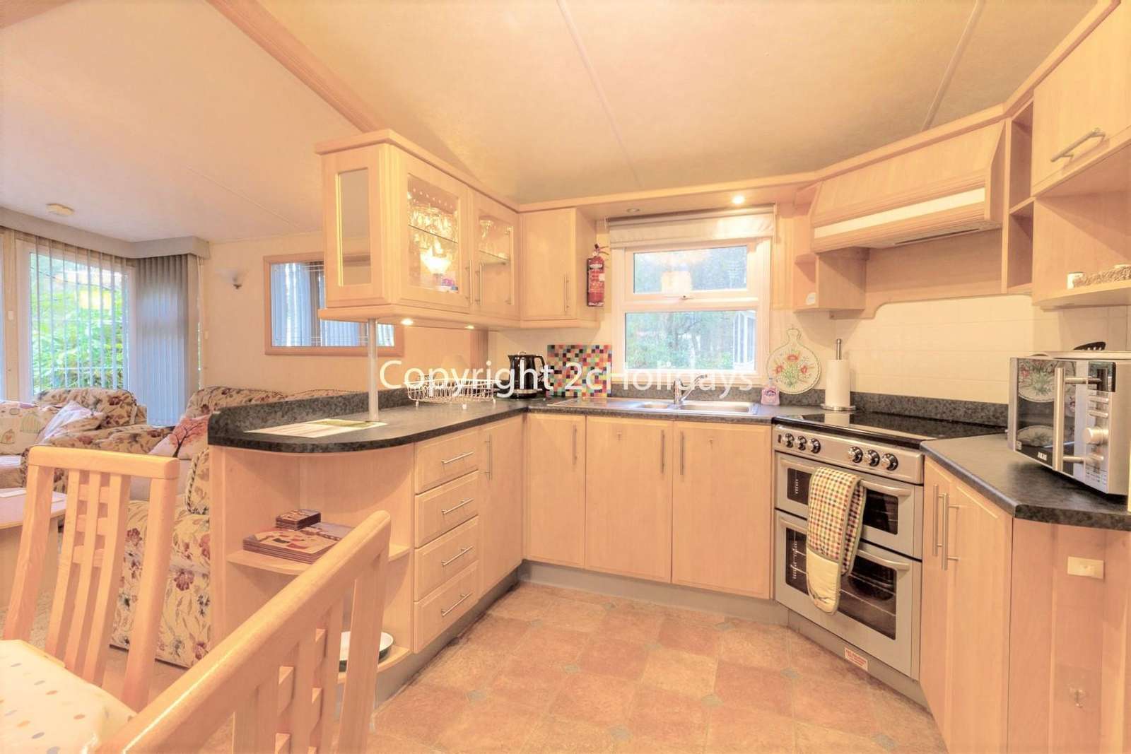 A spacious and fully equipped kitchen, perfect for self-catering breaks!