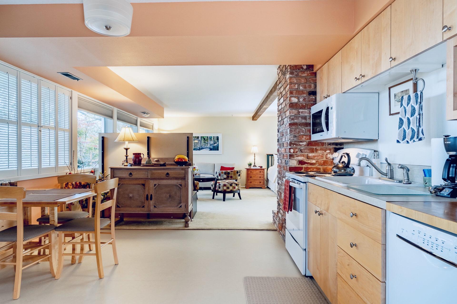 1Queen Cozy Studio Bed and Breakfast Corvallis Oregon Fernwood