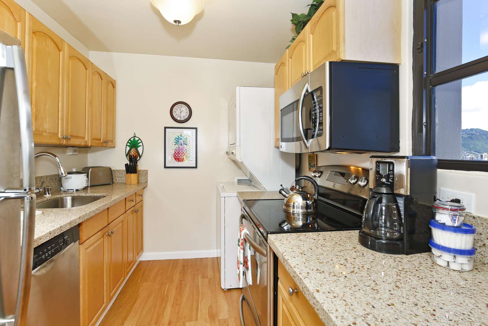 Clean, Bright & Well equipped kitchen