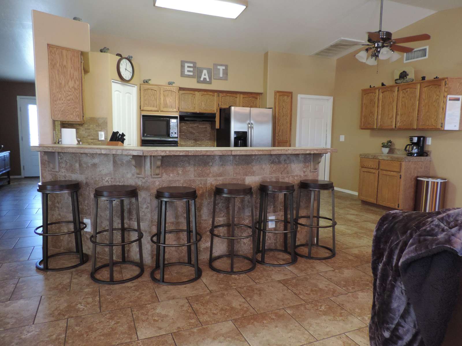 Room for 6 at breakfast bar