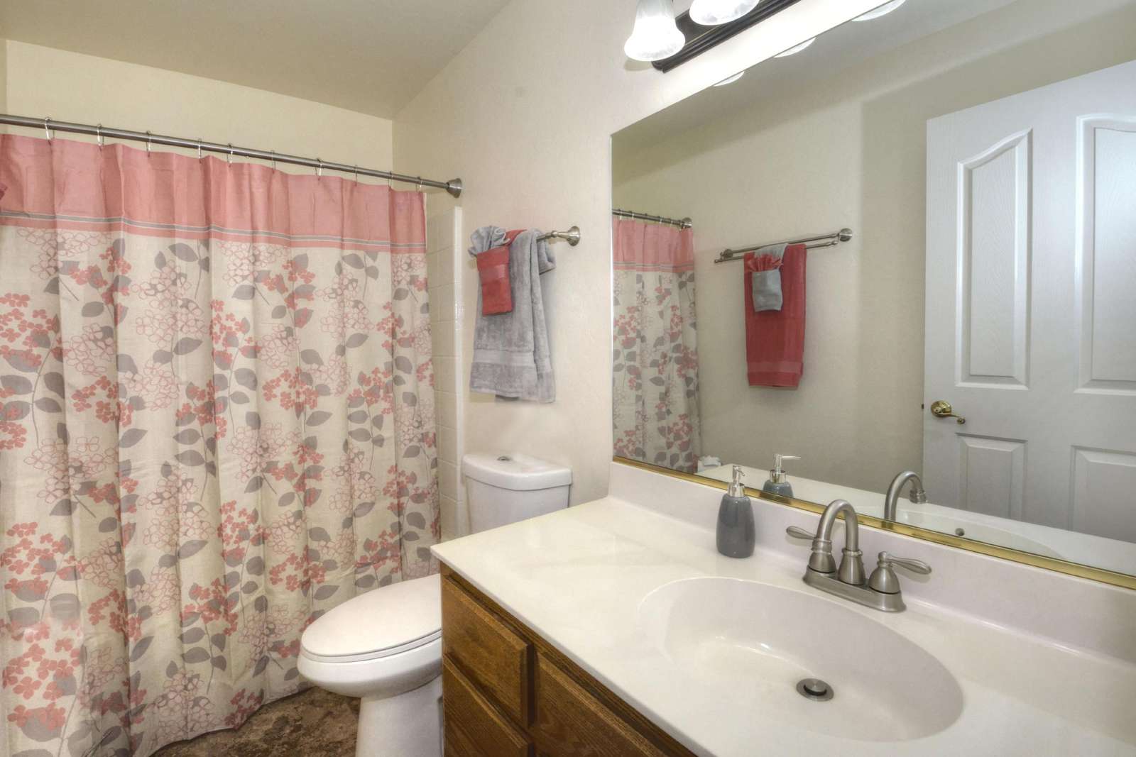 Full bathroom in hallway