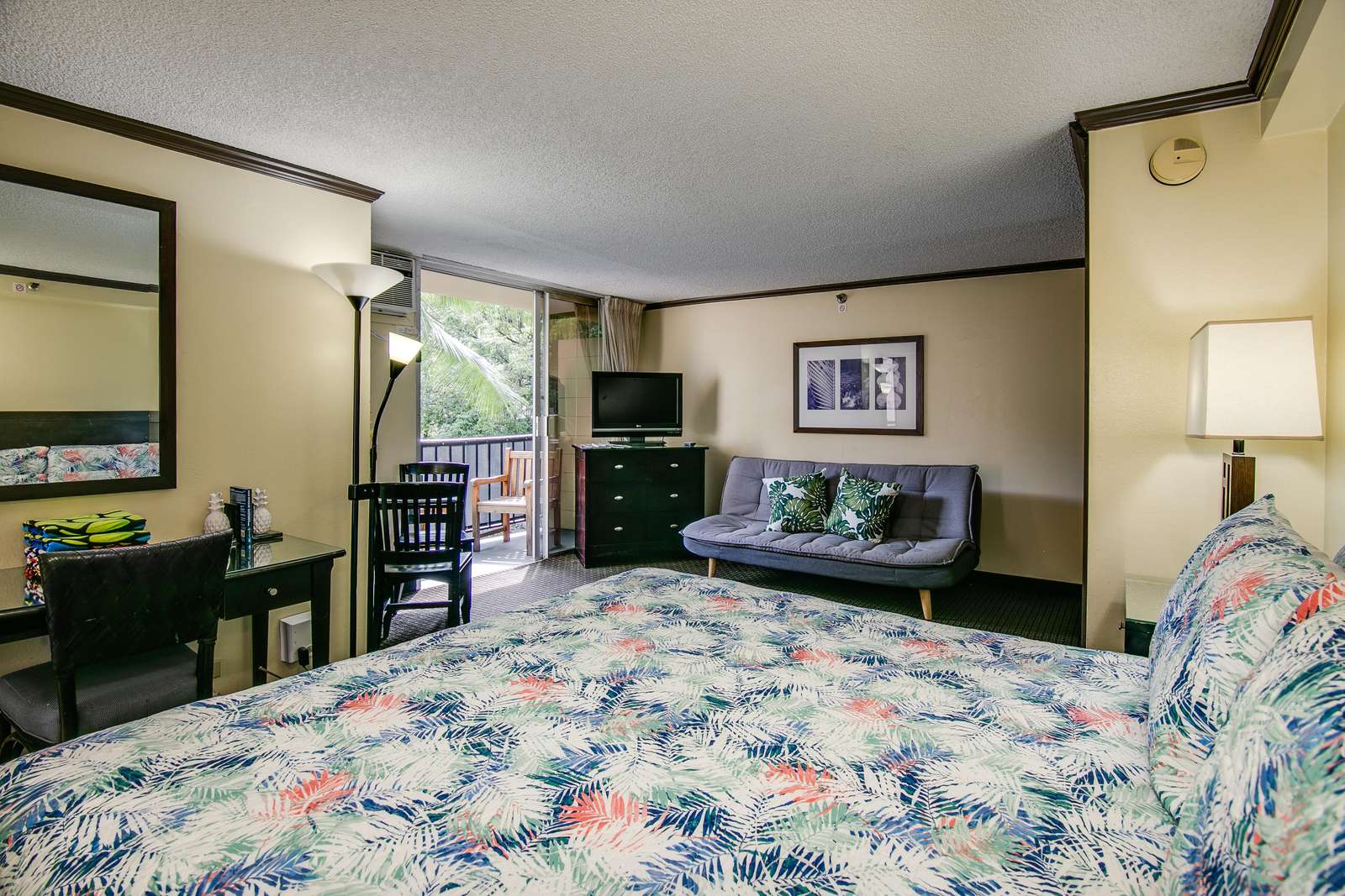 Queen bed, Work desk HD TV w/cable. Brand New comfy futon.