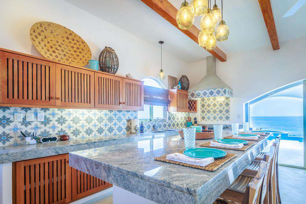 Fully equipped kitchen with breakfast bar and