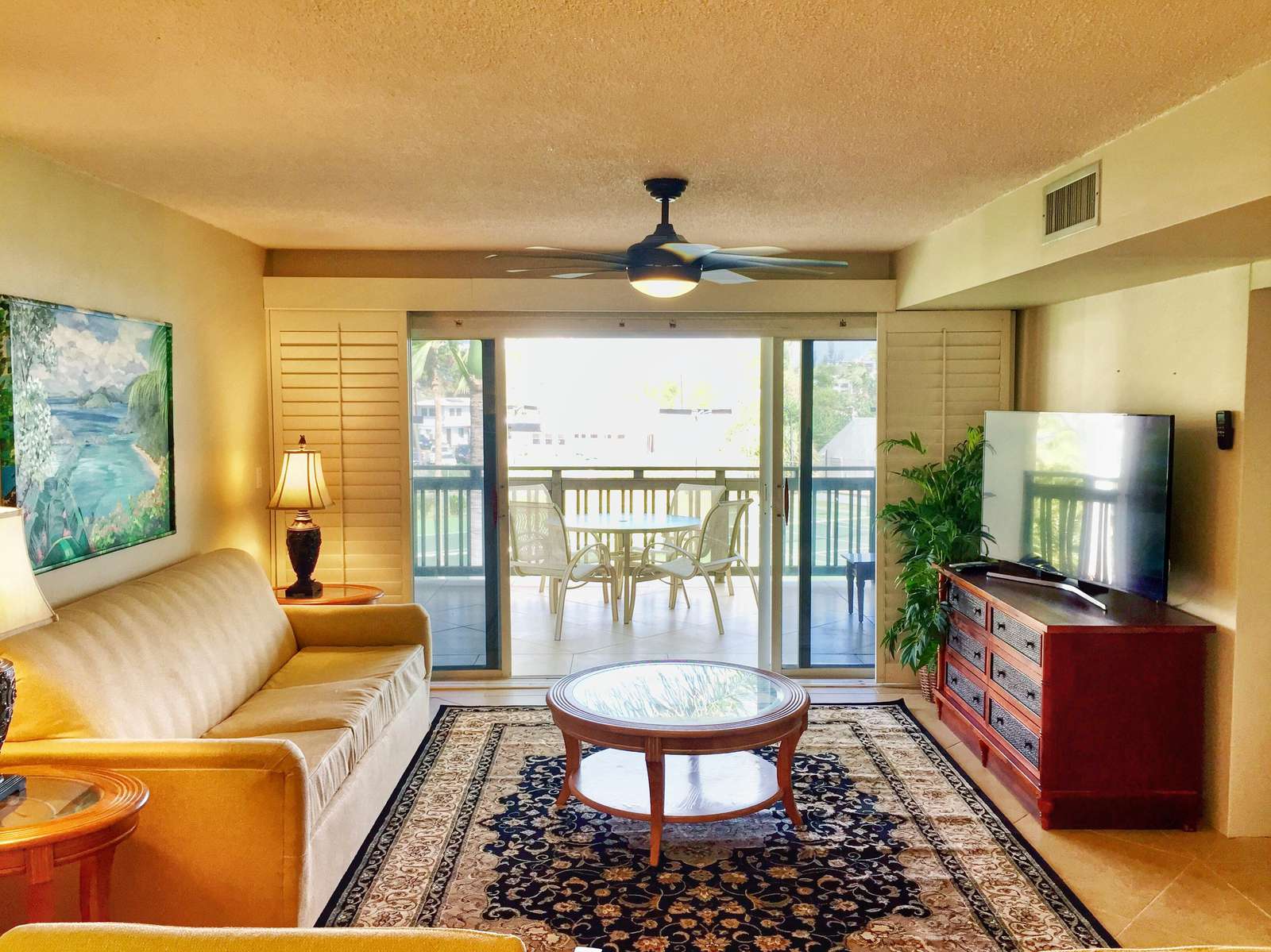Relax in the living room and enjoy the Caribbean breeze