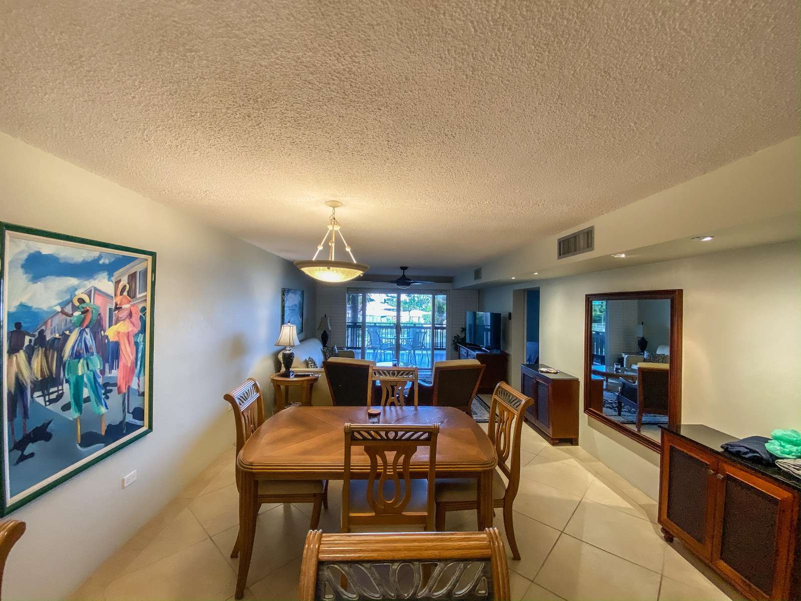 Spacious dining and living areas - great taste in decor!