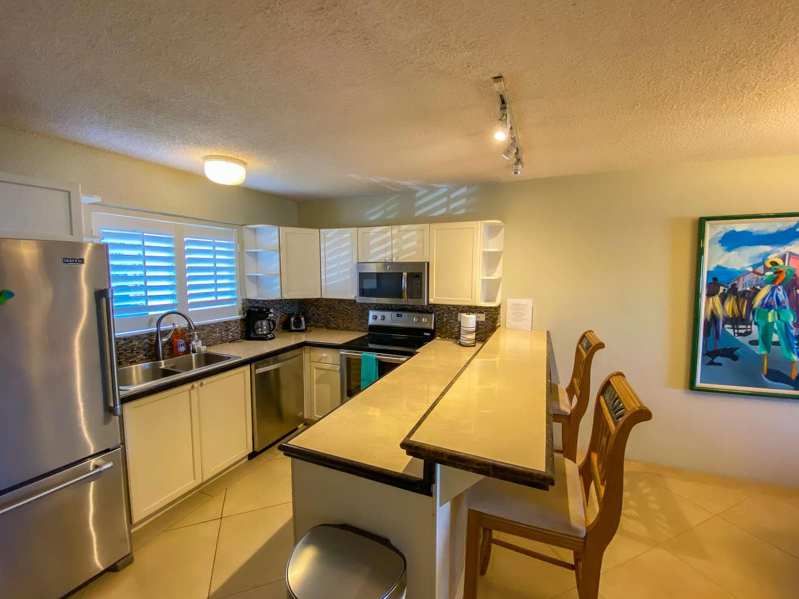 Spacious kitchen/bar area