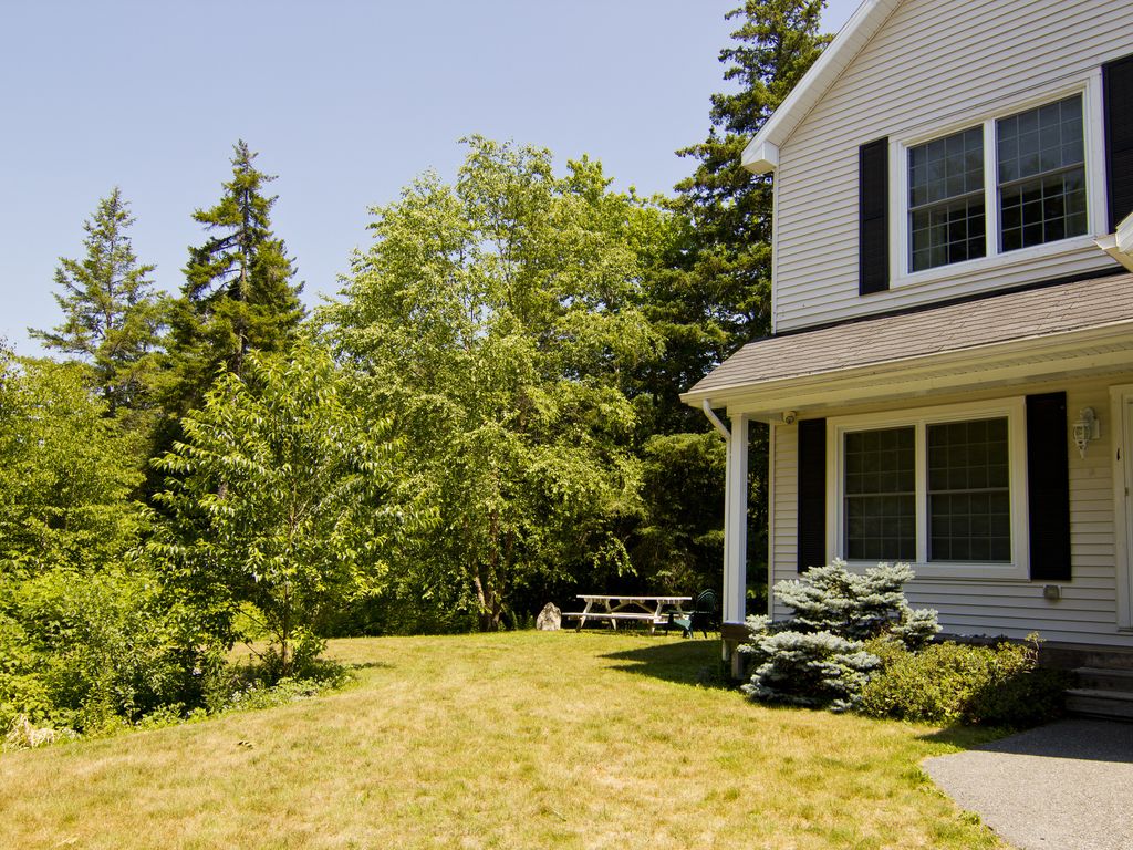 Acadia Townhouse minutes from downtown Bar Harbor, Acadia & Hadley