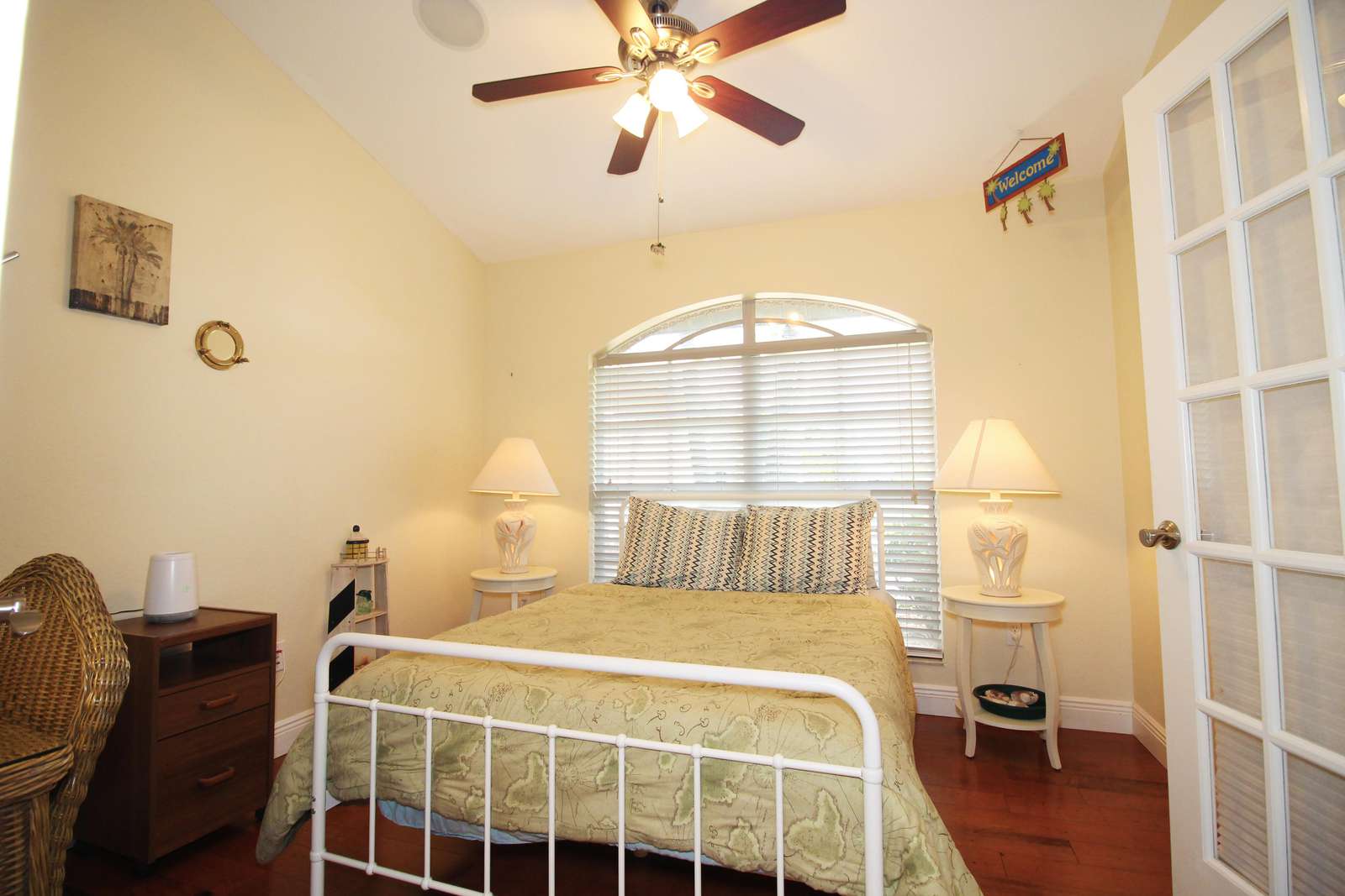 Bedroom 4 with full-size bed