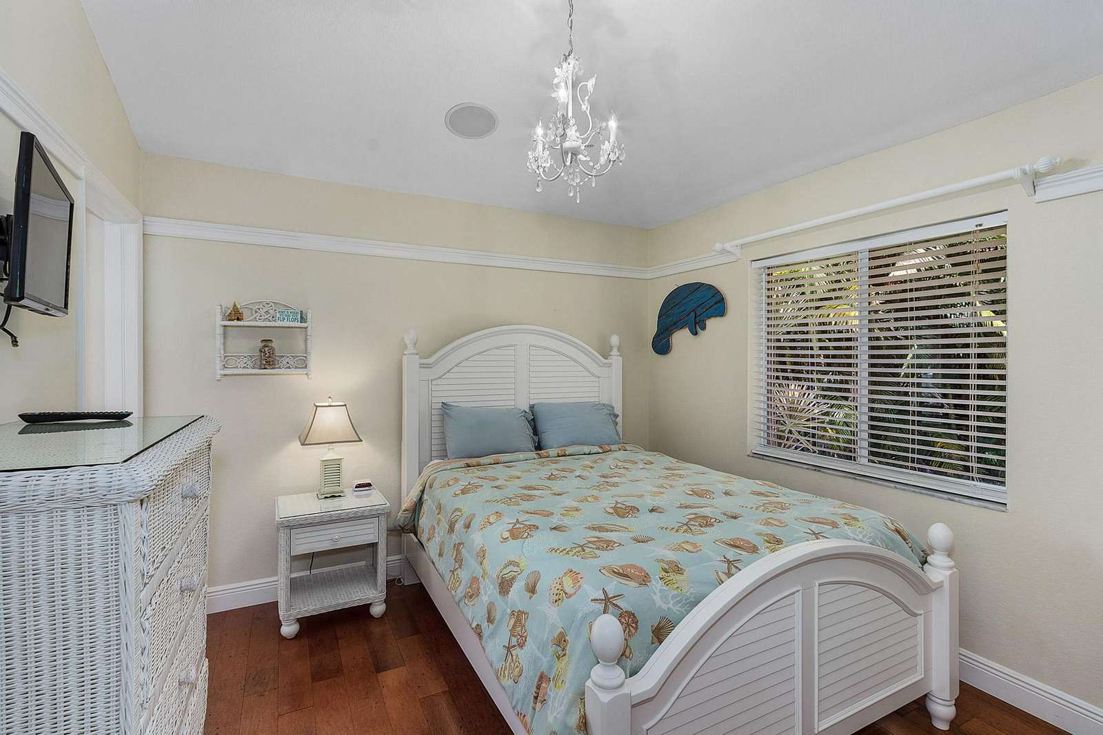 Bedroom 2 with quen bed
