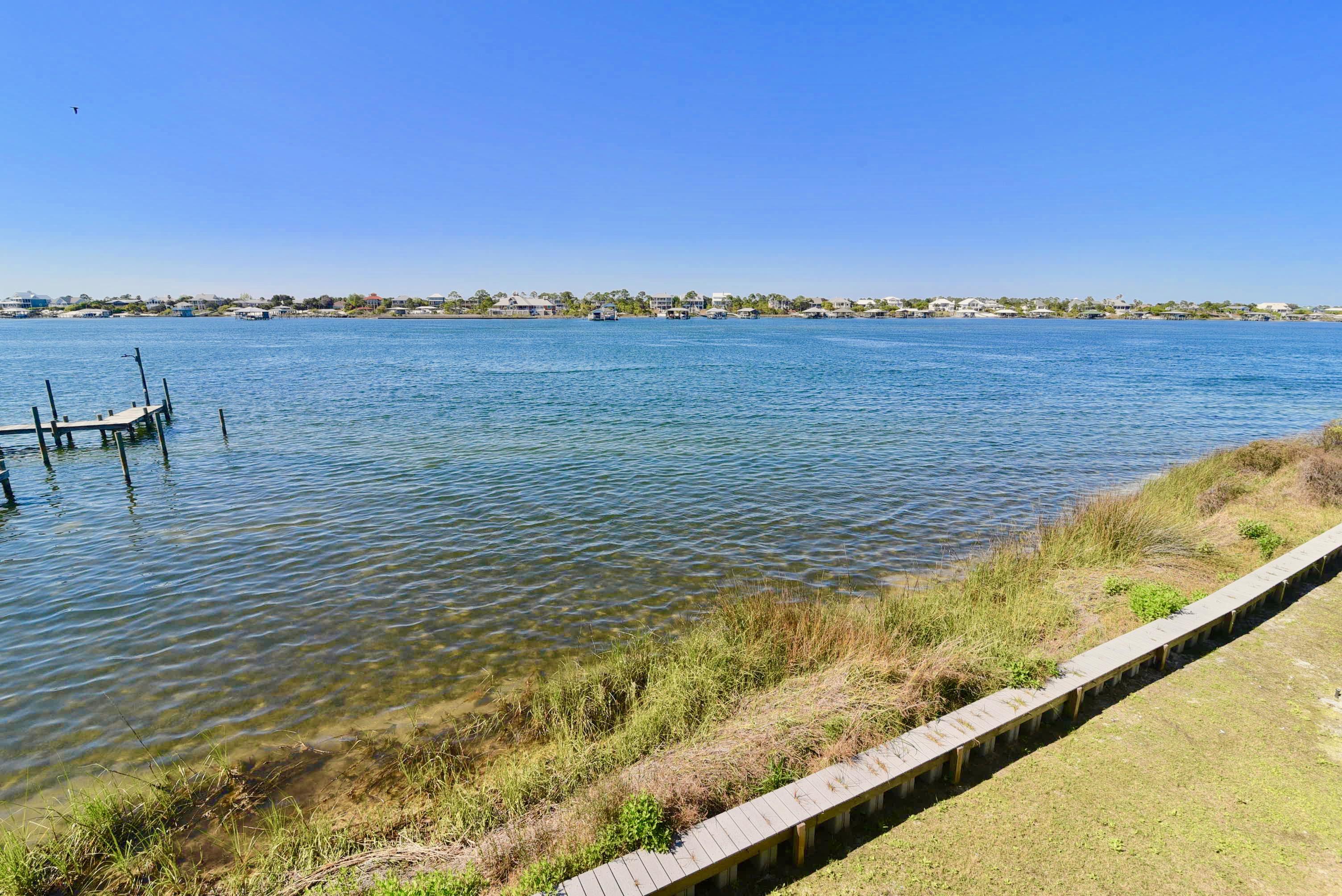 Updated Waterfront Condo on Ole River Sleeps 8 Flora Bama 1mile