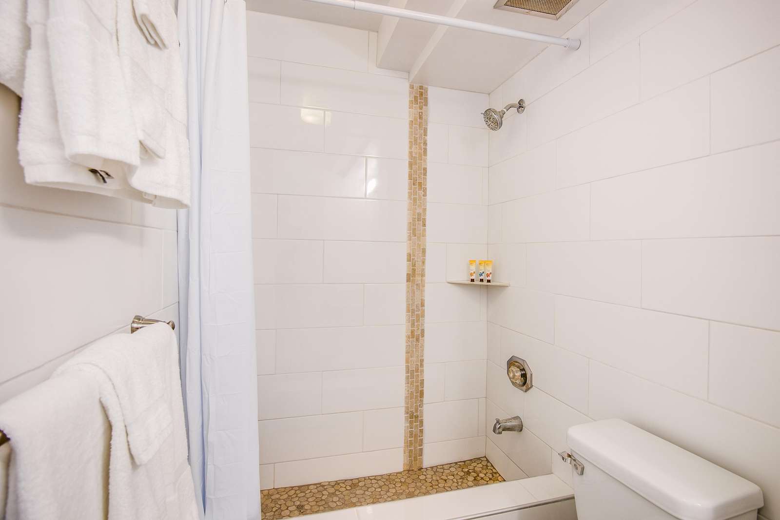 Shower / Tub combo - Perfect for after the beach, but please leave the sand at the beach :)