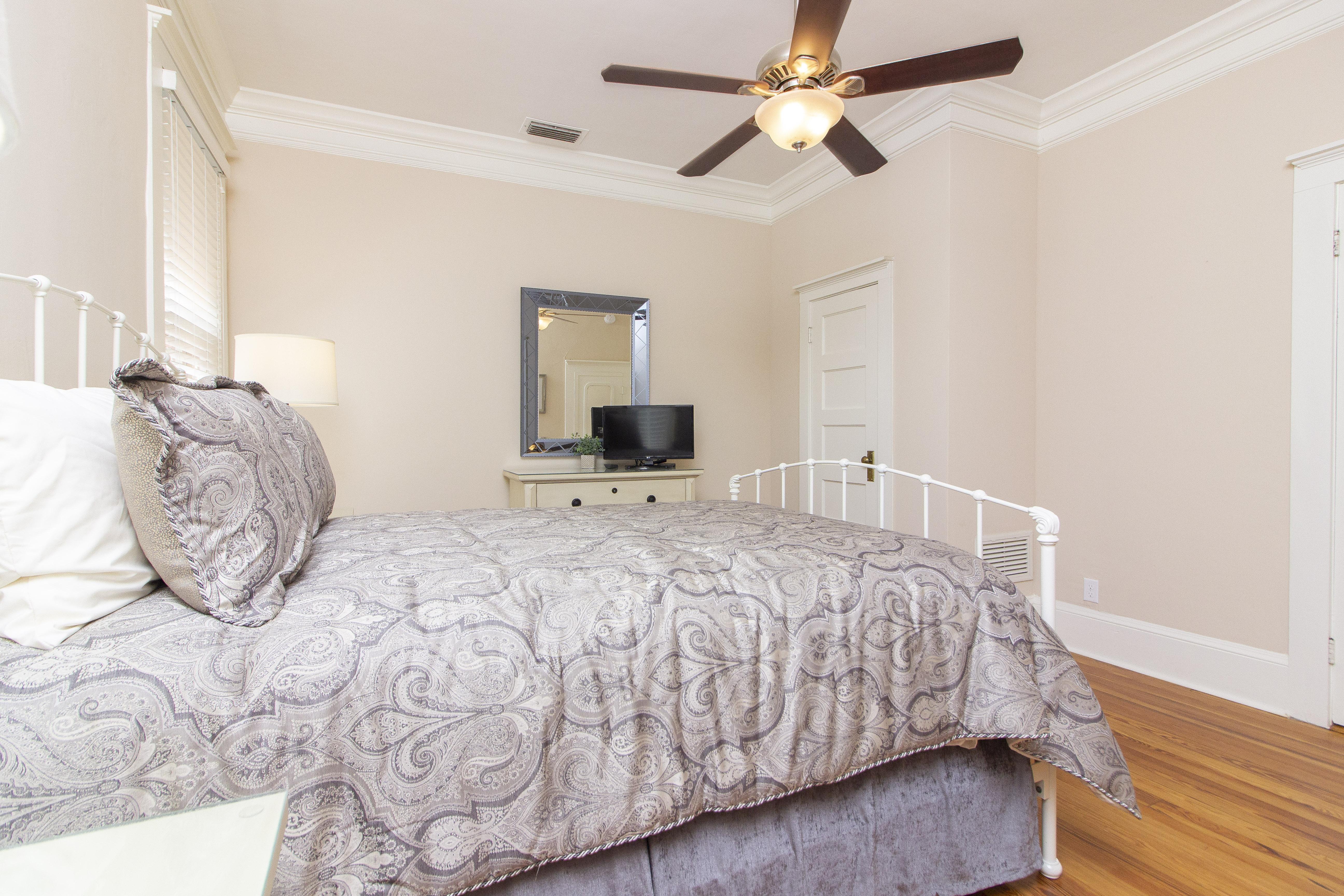 Guest Bedroom - Queen