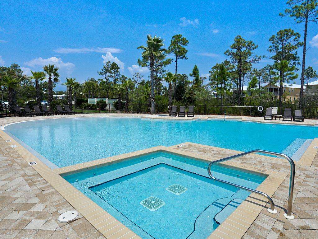 hot tub/zero entry pool