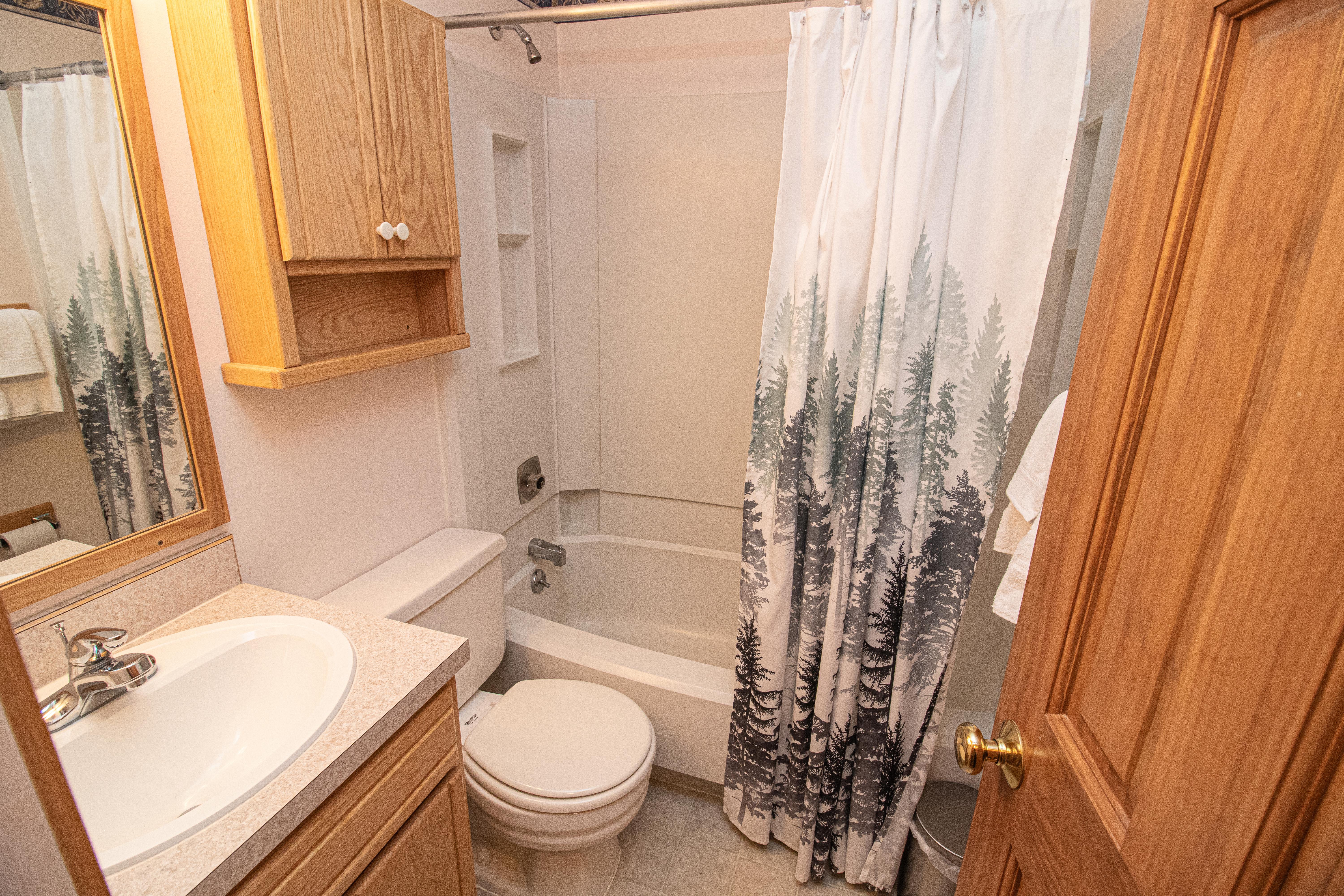 Clean bathroom with tub/shower!!